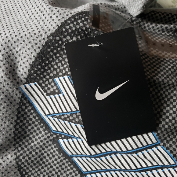 Nike Graphic T-shirt, Medium, Gray - Picture 3 of 3